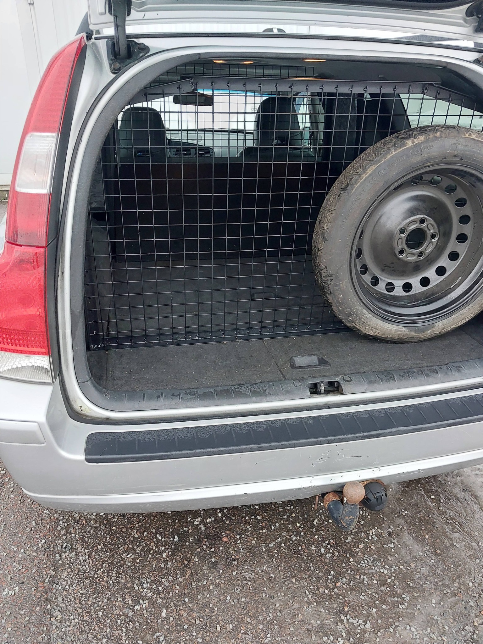 Lastutrymme med helgaller bak